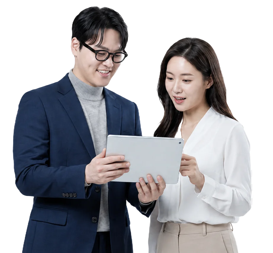 태블릿을 보며 세금 상담을 하는 평택 가람세무회계 세무사와 고객