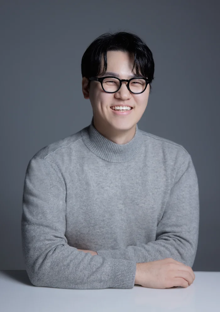 가람세무회계 세무기장 안경을 쓰고 밝게 웃는 대표 프로필